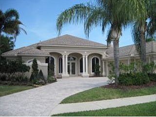 1st image of 825 Chatsworth Dr
