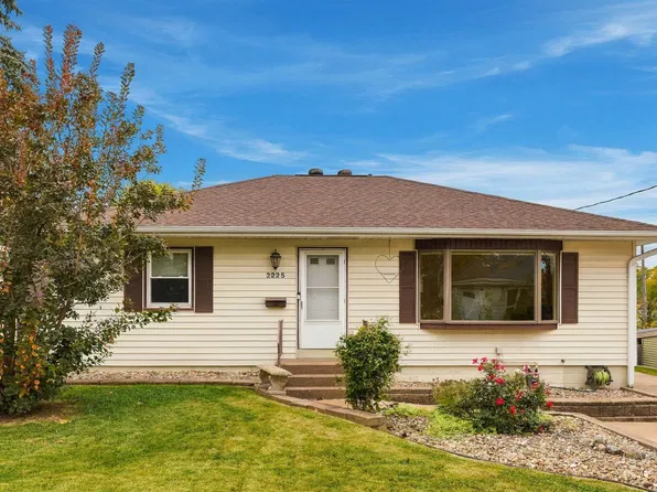 2225 Woodlawn St, Dubuque, IA 52001