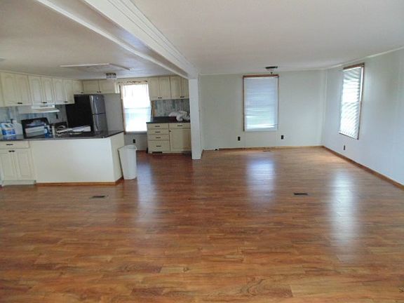 5th image of 251 Chestnut Hl