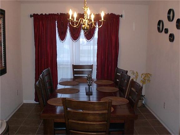 LARGE FORMAL DINNING AREA