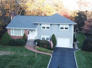 8 Evans Ct, Huntington Station, NY