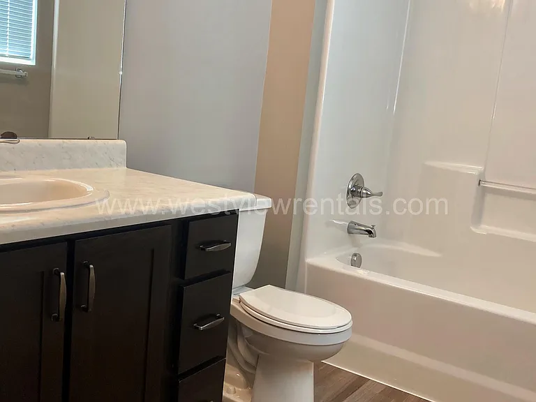 203 E Laurel St — Photo 121