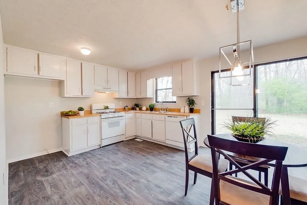 Renovated Split Level in Winston — Photo 4