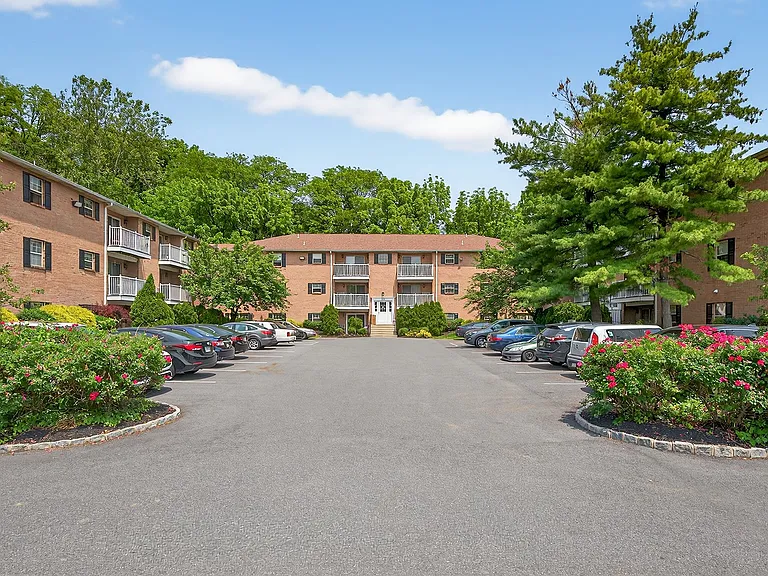 Waters Edge Apartments — Photo 37