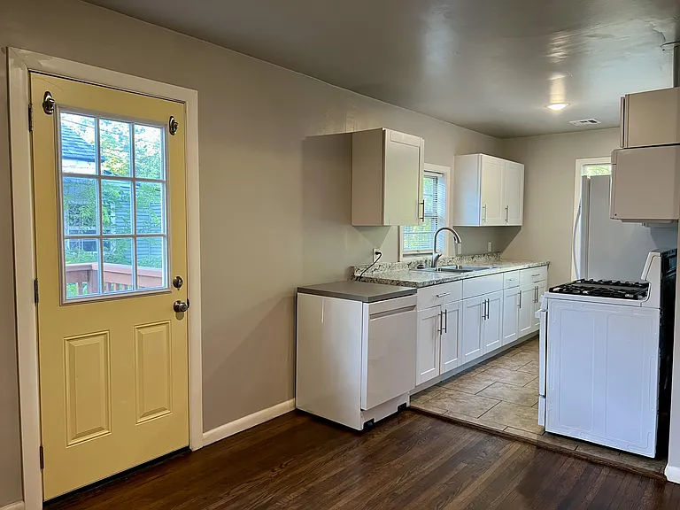 107 N Gillette Ave — Photo 21