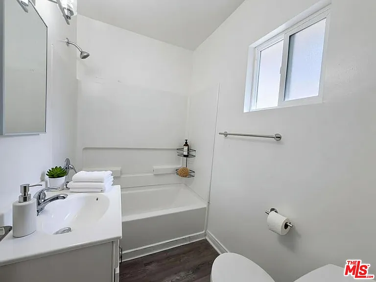 1211 W 28th St #10 — Photo 4