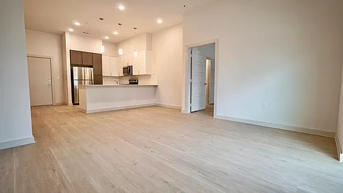 20103 Interstate Highway 35 Photo 1
