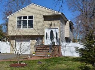 75 Lexington Rd, Shirley, NY 11967