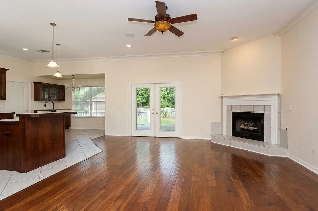3 bed, 2.0 bath, 1800 sqft, $1,975 — Photo 3