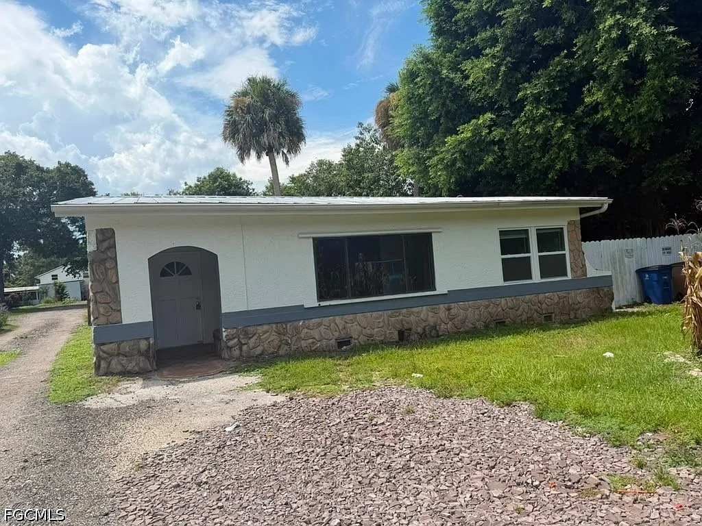 3 bed, 2.0 bath, 1054 sqft, $1,800 — Photo 1