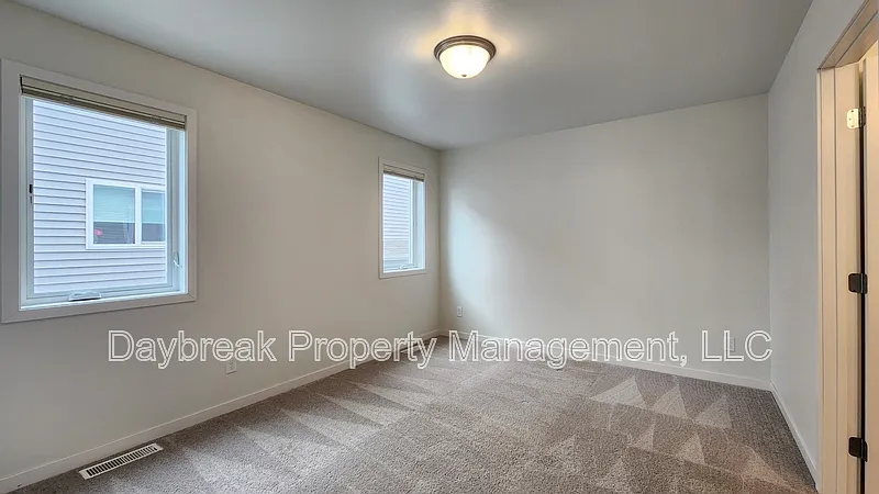 4 bed, 3.0 bath, 2176 sqft, $2,495 — Photo 4