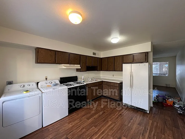 2219 E Dortha Ave #3 — Photo 4