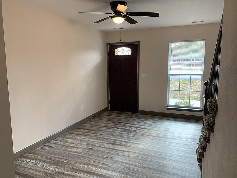 308 Meadow Dr — Photo 3