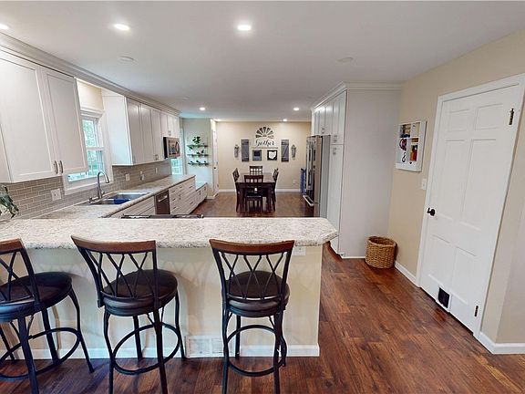 4th image of 2082 Willowdale Dr