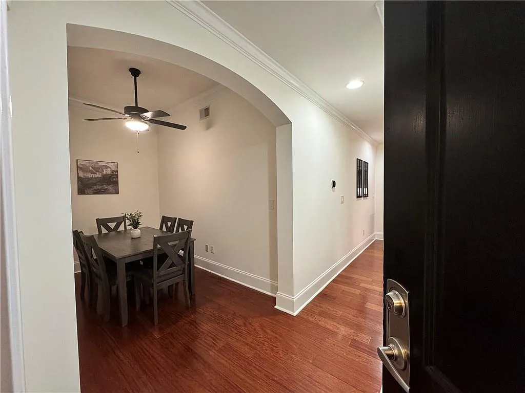 2 bed, 2.0 bath, 1218 sqft, $2,400 — Photo 2