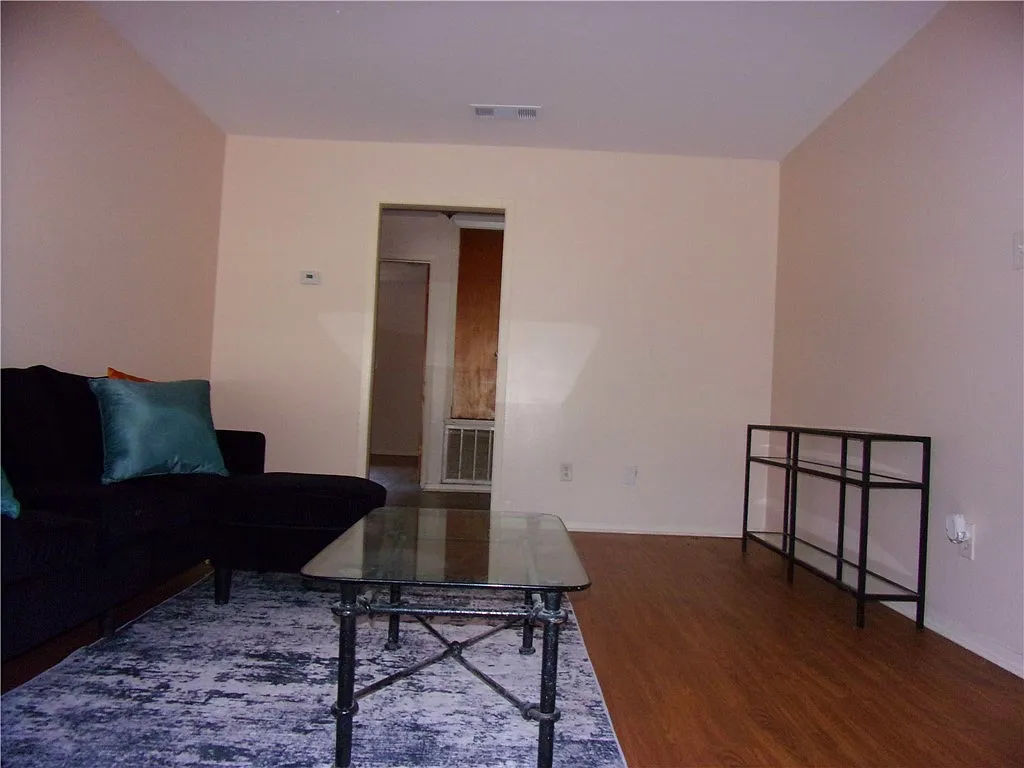 2 bed, 880 sqft, $900 — Photo 3