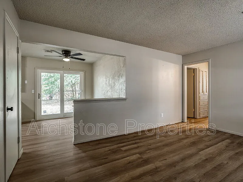 3 bed, 1.0 bath, 891 sqft, $1,095 — Photo 2