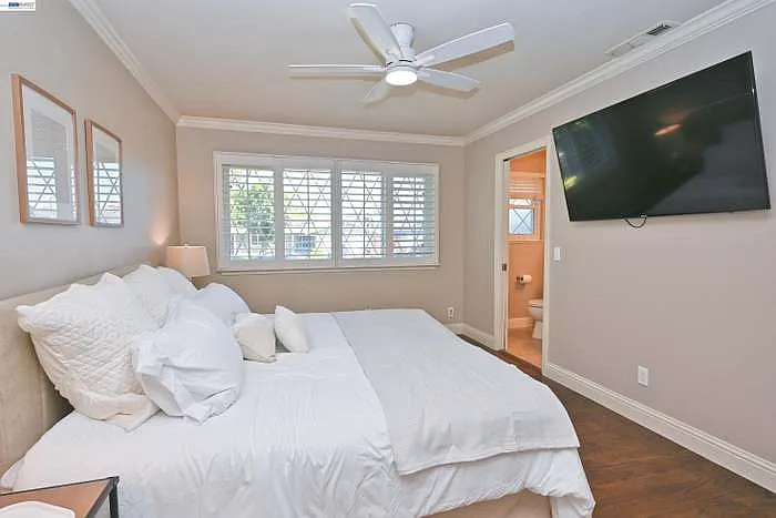749 Moraga Dr — Photo 14