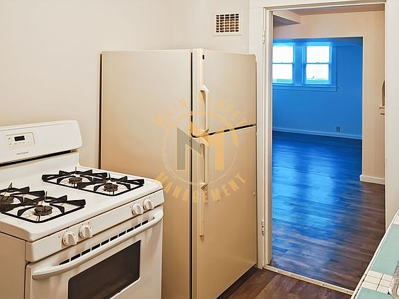 4th image of 145 N Ashland Ave #13