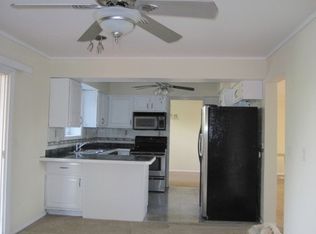 748 N Beck Rd, Lindenhurst, IL 60046