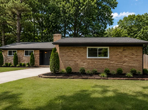 2243 N Hummingbird Ln, Fayetteville, AR 72703