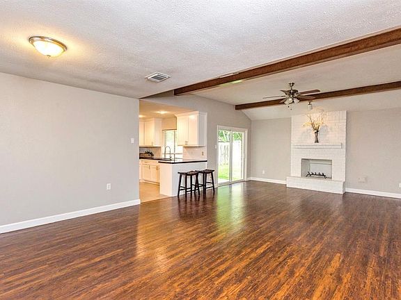 3rd image of 2727 Colony Dr