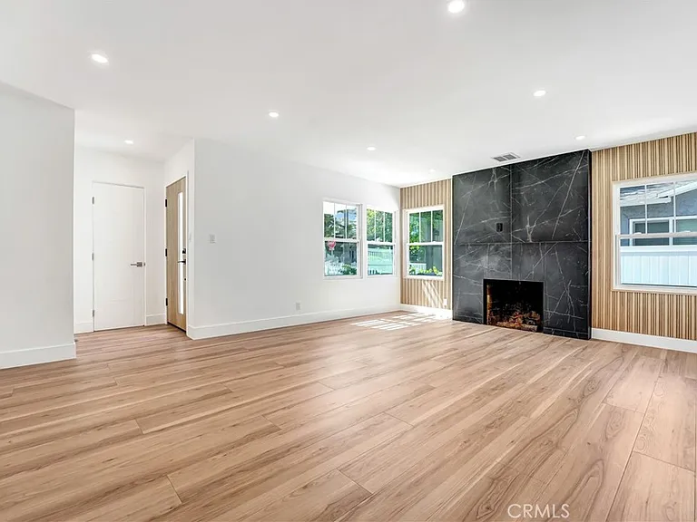 6722-6724 Katherine Ave — Photo 4