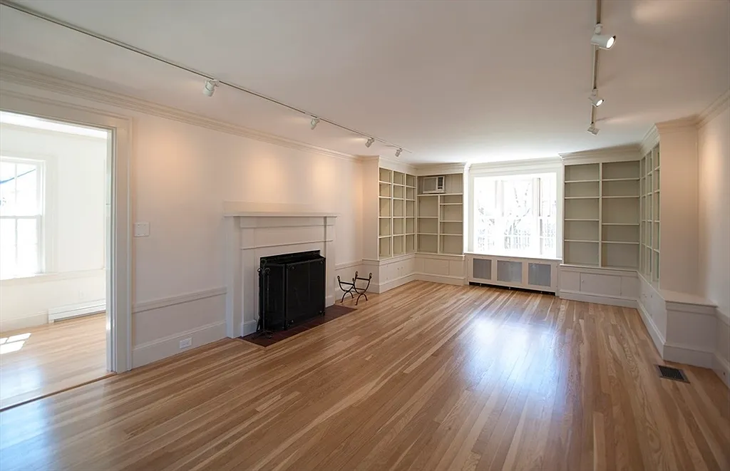 5 bed, 3.5 bath, 3500 sqft, $8,600 — Photo 2