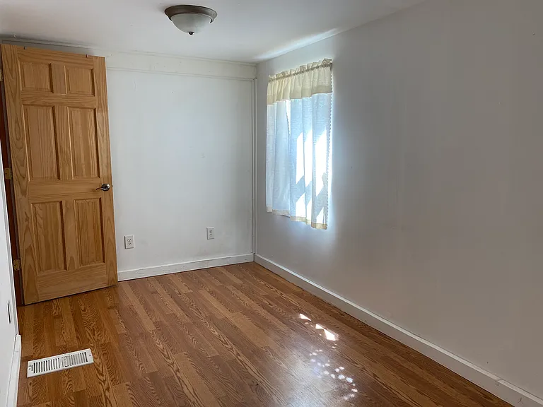 684 E Maine Rd — Photo 11