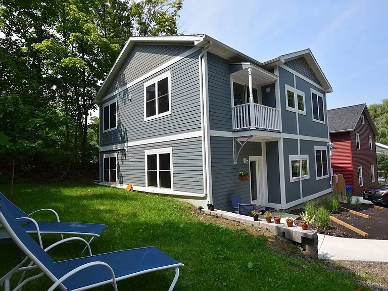 217 Columbia St — Photo 106