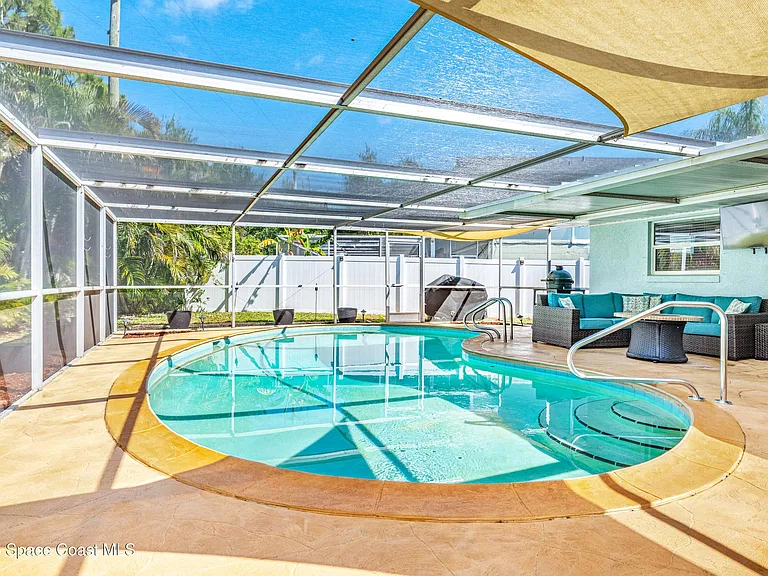 113 Las Palmas — Photo 37