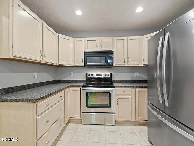 195 Adams Cir — Photo 3