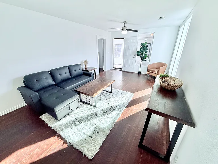 727 W Day St — Photo 5