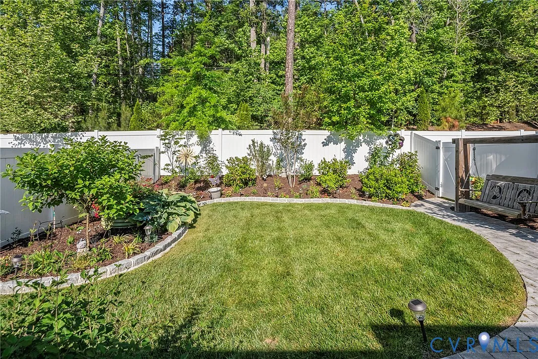 3 bed, 3.0 bath, 2335 sqft, $3,200 — Photo 4