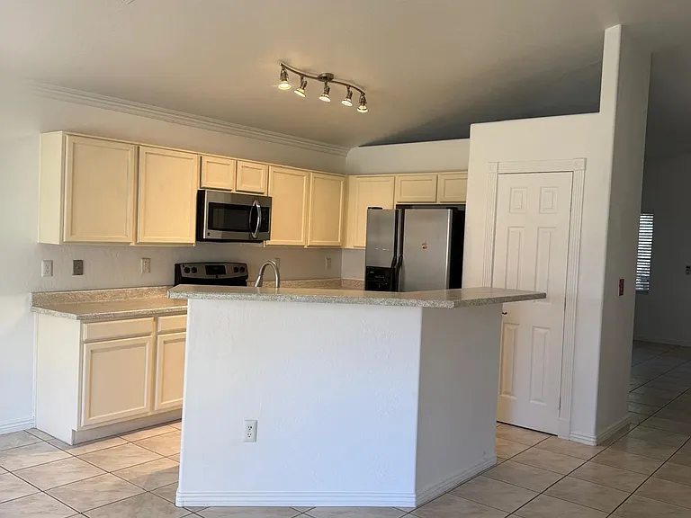 542 W Princeton Ave — Photo 9