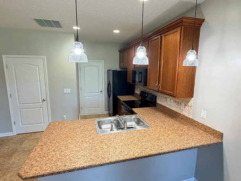 2755 Hollybrook Ln — Photo 10