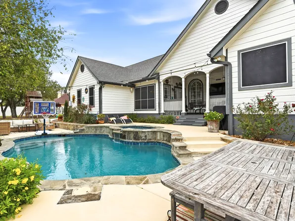 226 Broken Arrow, Floresville, TX 78114