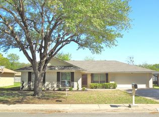 201 Tanglewood Ln, Waxahachie, TX 75165