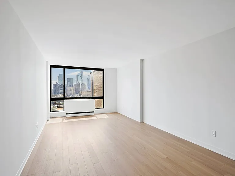 Columbus Cir #N20F — Photo 5