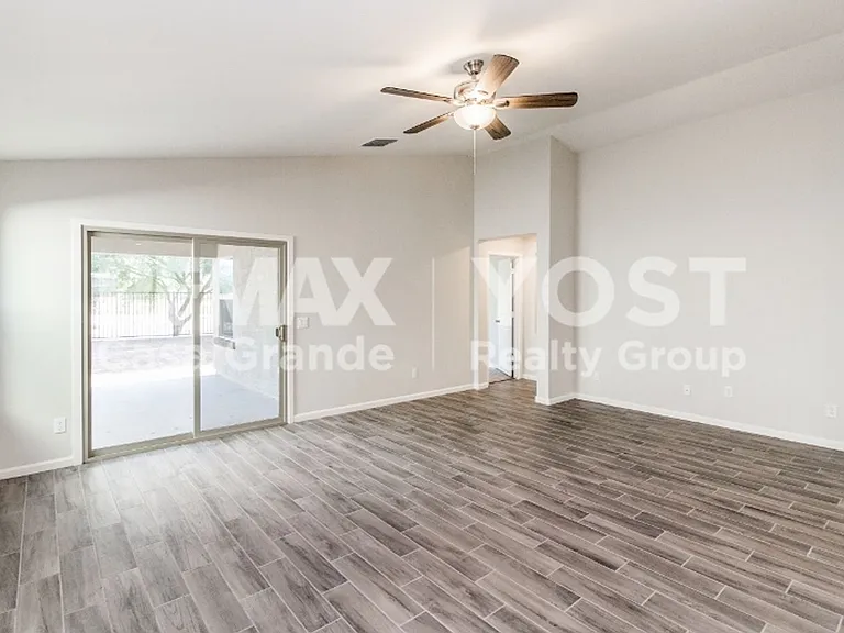 803 W Jardin Dr — Photo 2