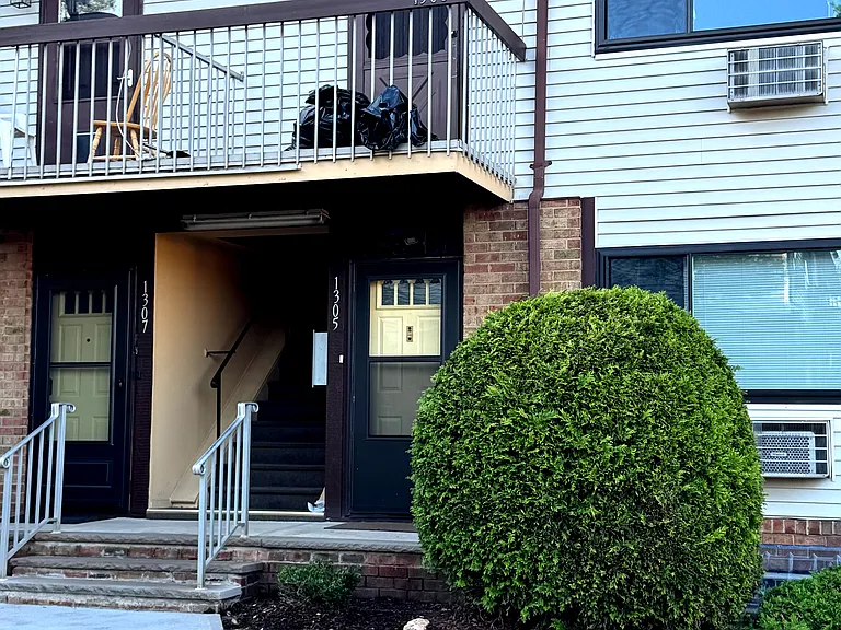 1306 Cricket Ln — Photo 2