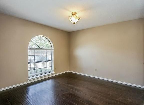 3rd image of 1404 Colmar Dr