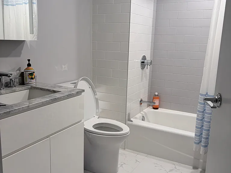 987 Queen St #1015 — Photo 6