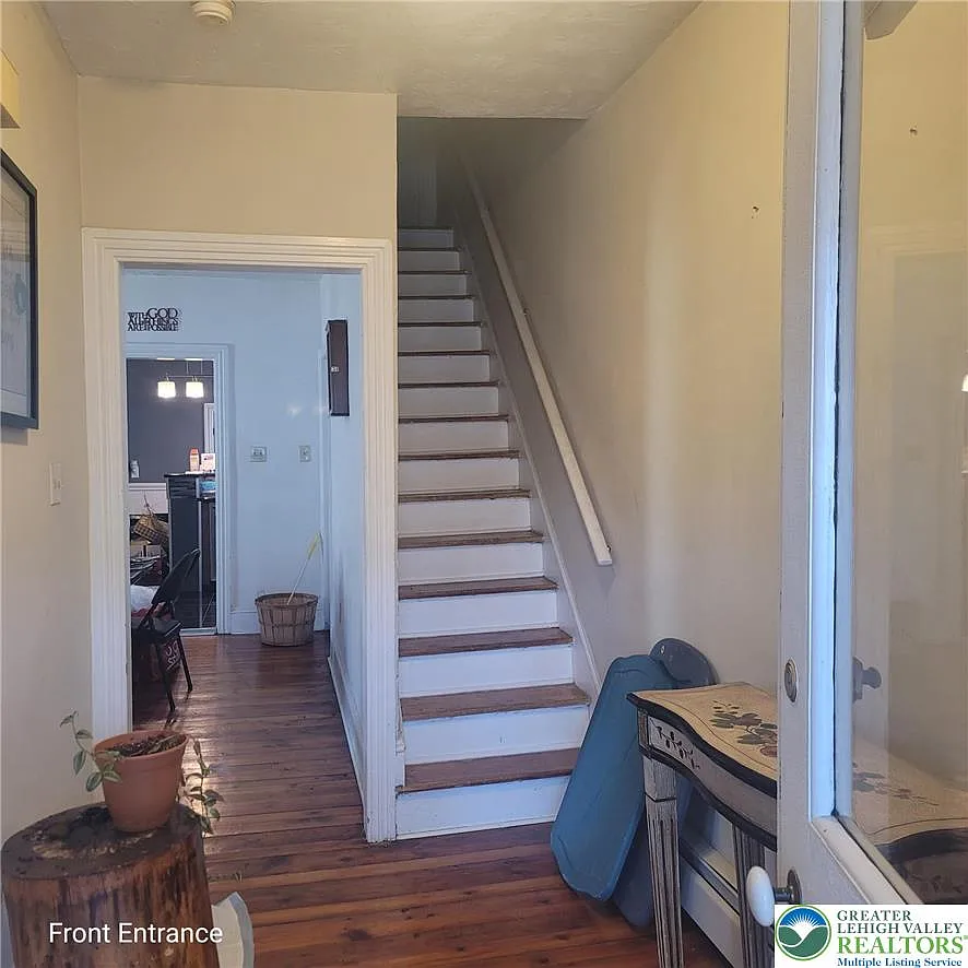 3 bed, 1.5 bath, 1744 sqft, $2,200 — Photo 2