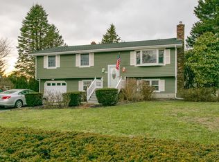 40 McIntosh Dr, Portsmouth, RI 02871