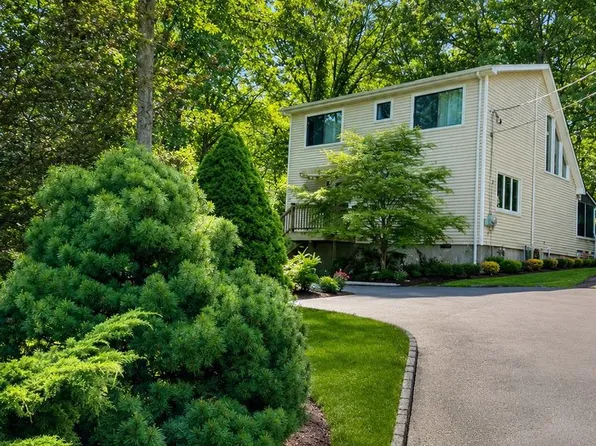 100 Rimrock Ln, Hawley, PA 18428