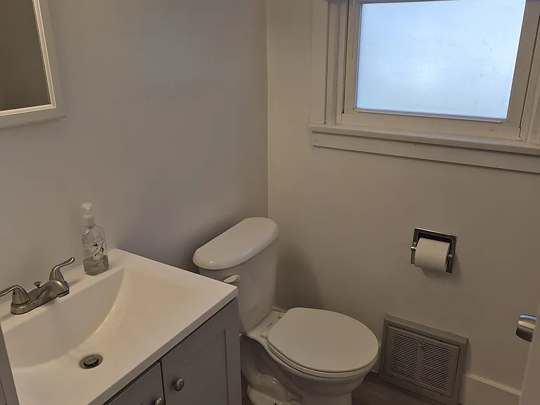 262 & 264 E Paige Ave #262 — Photo 7