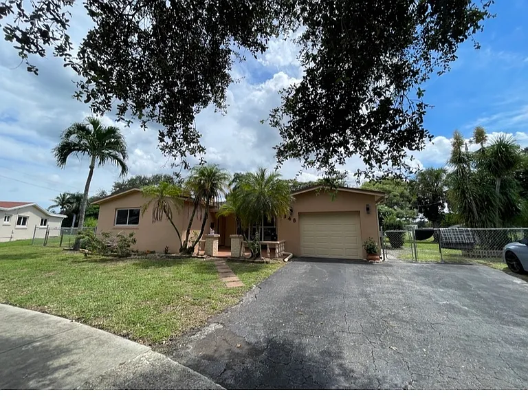 8948 SW 53rd St — Photo 1