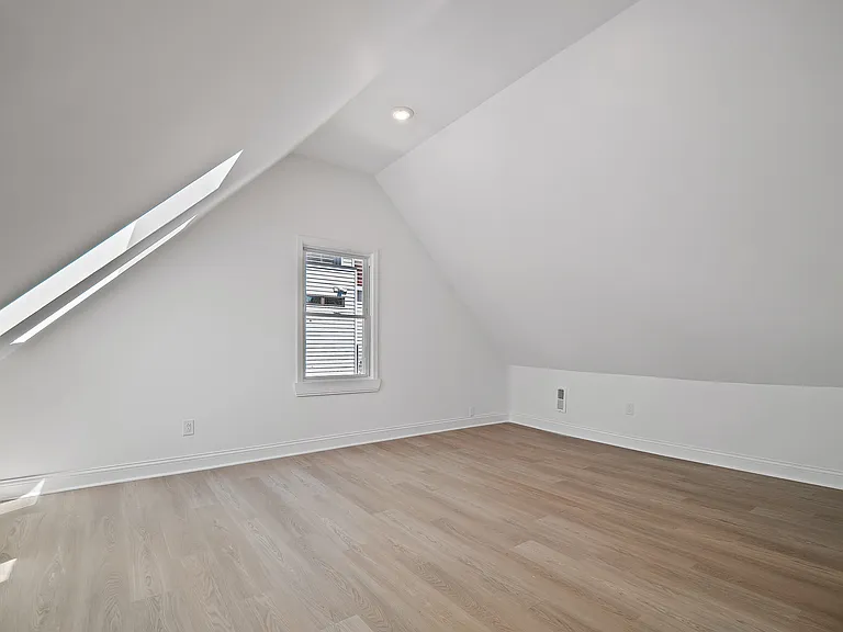 2037 W 11th St #4 — Photo 15