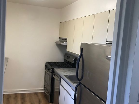 5th image of 4824 Chevy Chase Dr APT 302